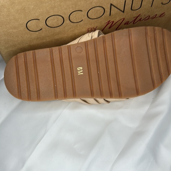 Coconuts by Martisse slides NWT 6 & 8 - Picture 3 of 4